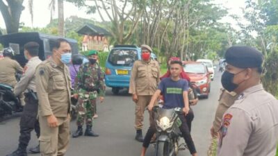 Polisi Bersama TNI dan Satpol PP di Minahasa Ingatkan Warga Agar Patuhi Prokes